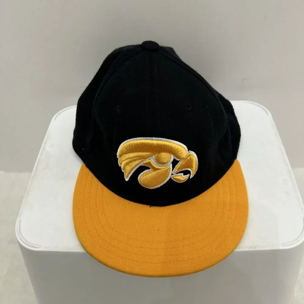 TOP OF THE WORLD CHILD HAT - IOWA HAWKEYES SNAPBACK‎ CAP VGC